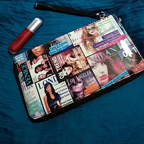 💟So gorgeous Magazine Print Wallet! - Picture 1 of 7